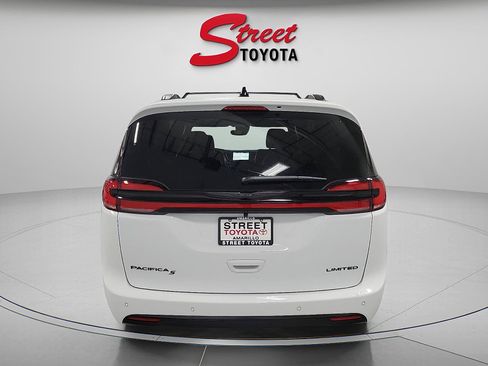 Used 2026 Chrysler Pacifica Limited w/ S Appearance Package FWD image 3