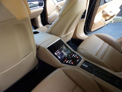Used 2018 Porsche Panamera 4 image 27
