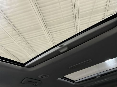 Used 2023 GMC Acadia SLT image 19