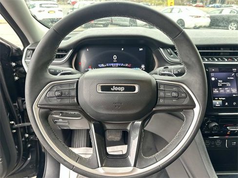 Certified 2023 Jeep Grand Cherokee Laredo image 24