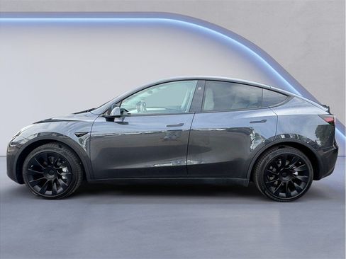 Used 2024 Tesla Model Y Long Range AWD/4WD image 3