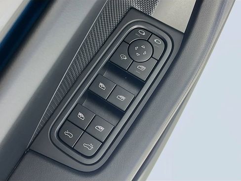 New 2026 Porsche Macan 4 Electric image 9