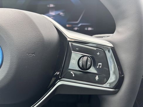 Used 2025 BMW i5 eDrive40i w/ Premium Package RWD image 10