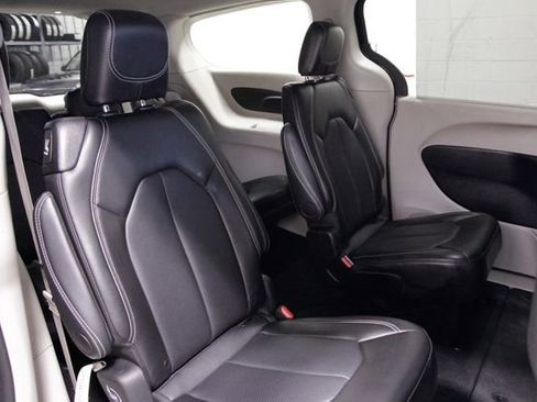 Used 2024 Chrysler Pacifica Touring-L image 18