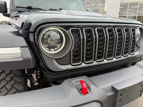 Used 2024 Jeep Gladiator Rubicon w/ Convenience Group image 9