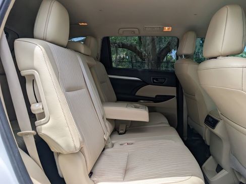 Used 2019 Toyota Highlander Plus AWD/4WD image 16
