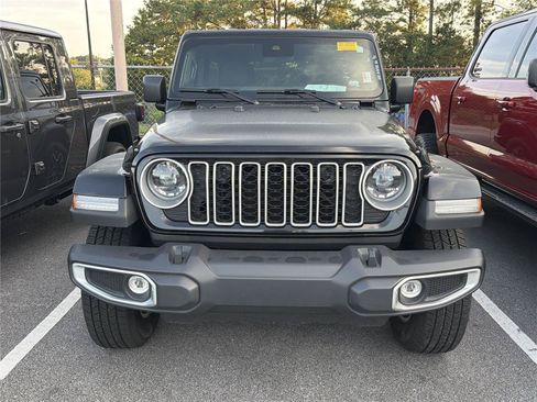 Used 2025 Jeep Wrangler Unlimited Sahara AWD/4WD image 2