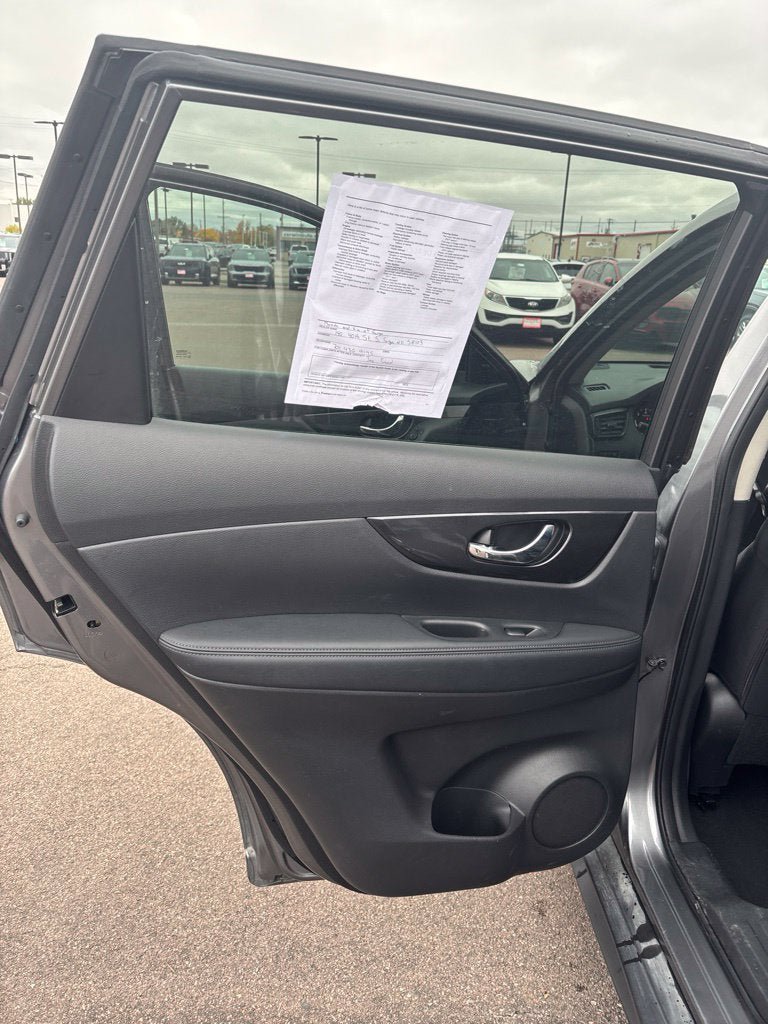 Used 2017 Nissan Rogue SV AWD/4WD image 21