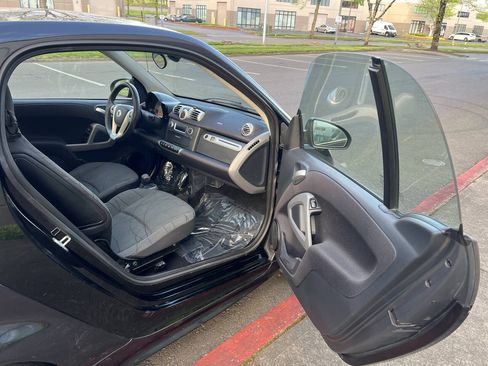 Used 2014 smart fortwo passion RWD image 9