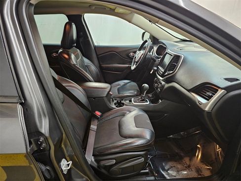 Used 2017 Jeep Cherokee Trailhawk image 11