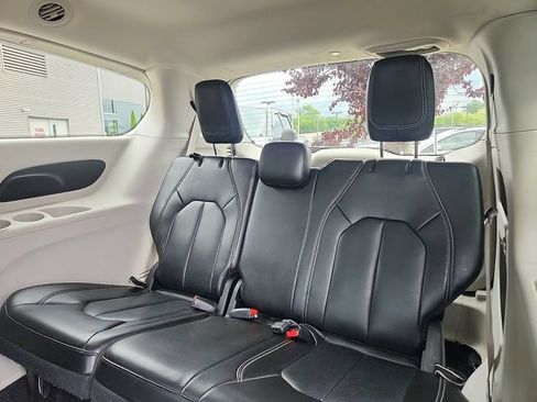 Used 2023 Chrysler Pacifica Touring-L FWD image 27