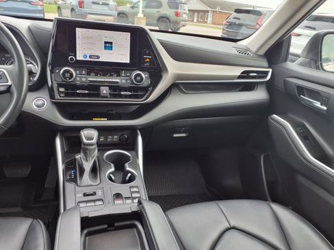 Used 2023 Toyota Highlander XLE image 16