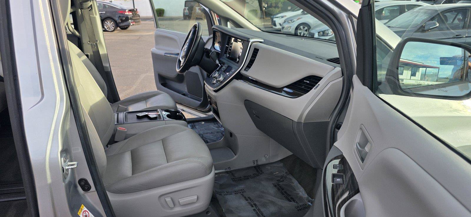 Used 2018 Toyota Sienna XLE FWD image 14