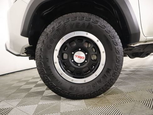 Used 2017 Toyota Tacoma TRD Off-Road image 29