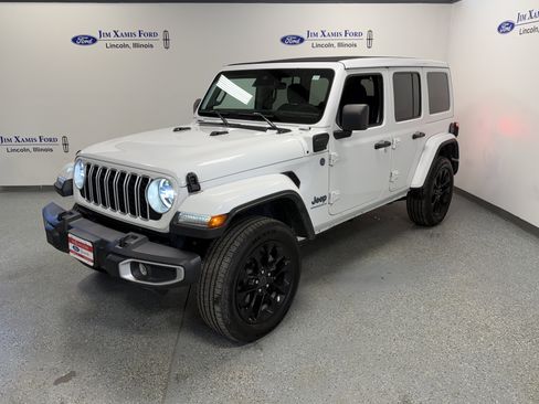 Used 2025 Jeep Wrangler Unlimited Sahara w/ Safety Group AWD/4WD image 3