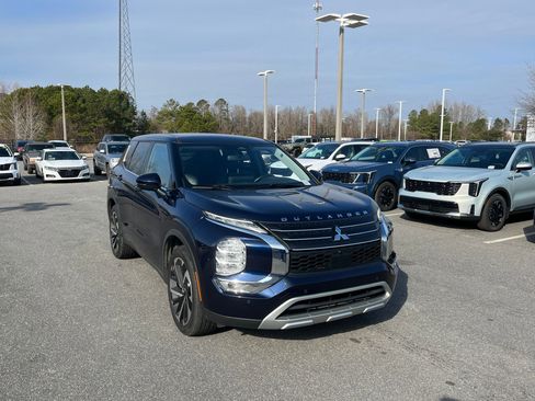 Used 2023 Mitsubishi Outlander SE image 2