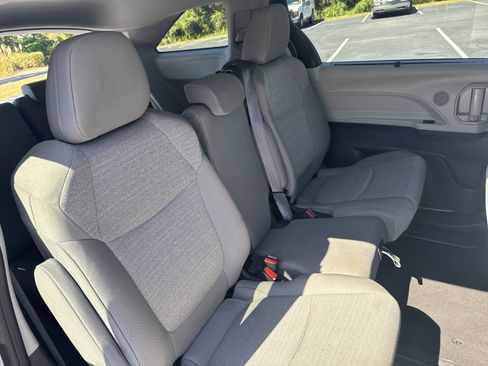 Used 2024 Toyota Sienna LE image 28