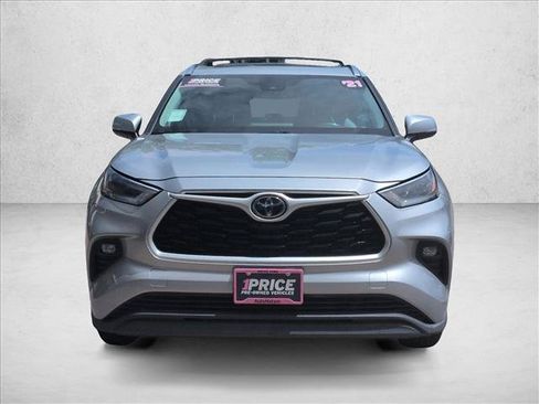 Used 2021 Toyota Highlander XLE AWD/4WD image 2
