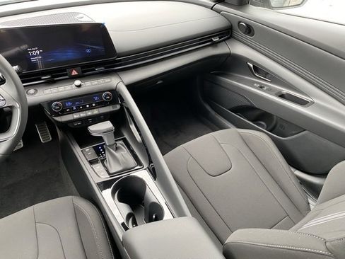 New 2025 Hyundai Elantra SEL image 27