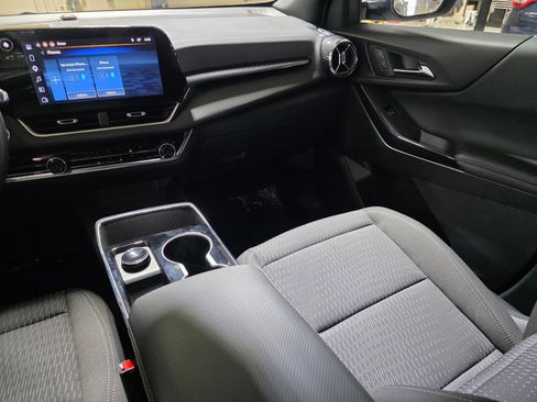 Used 2026 Chevrolet Equinox LT w/ Safety and Technology Package FWD image 17