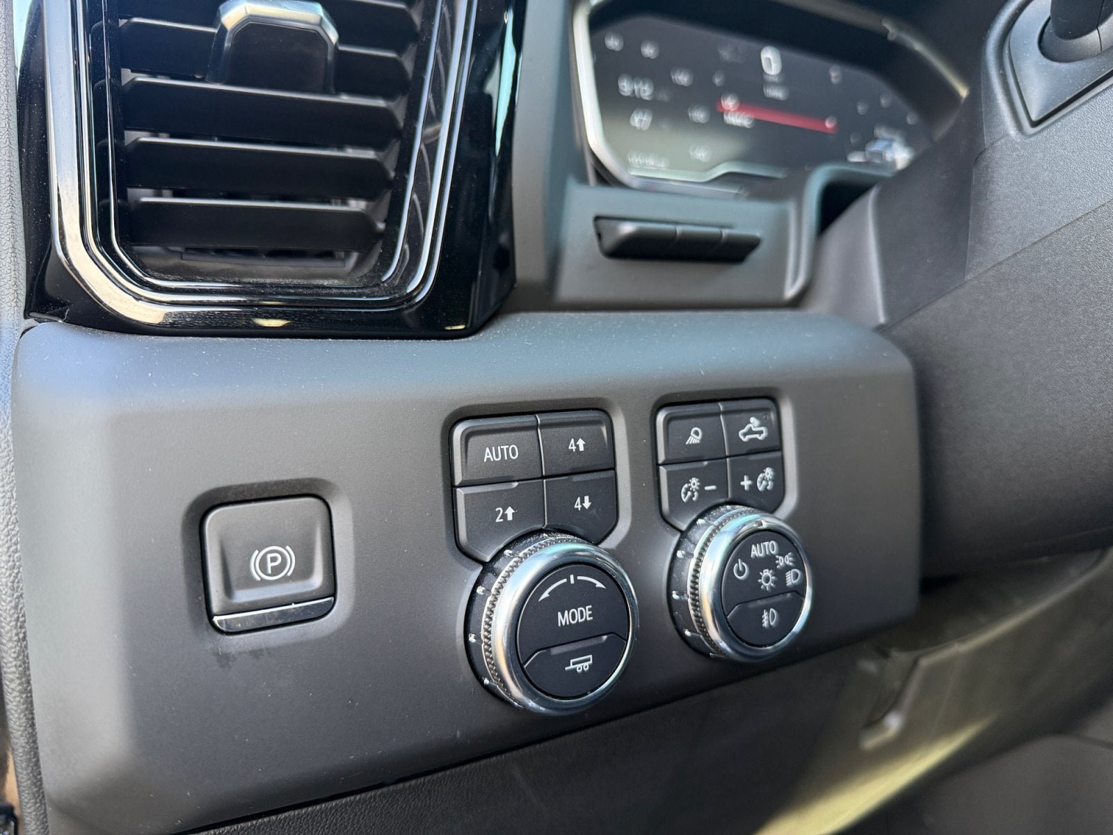 Used 2024 GMC Sierra 2500 AT4 w/ AT4 Premium Plus Package AWD/4WD image 21
