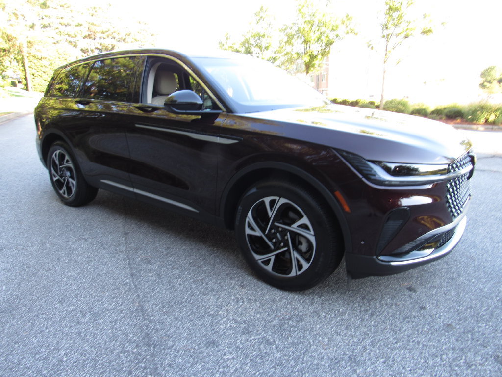 Used 2024 Lincoln Nautilus Premier AWD/4WD image 9