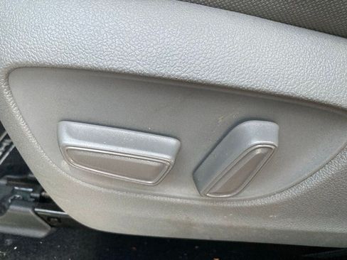 Used 2022 Toyota Highlander LE FWD image 13