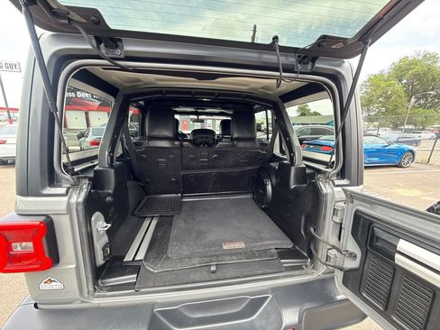 Used 2018 Jeep Wrangler Unlimited Sahara w/ Dual Top Group AWD/4WD image 13