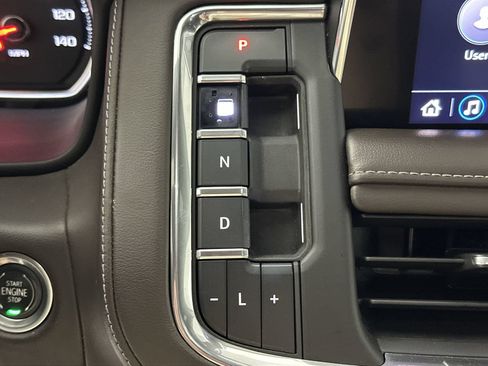 Used 2021 Chevrolet Suburban Z71 w/ Z71 Off-Road Package AWD/4WD image 20