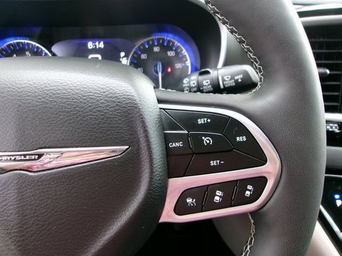 Used 2024 Chrysler Pacifica Touring-L image 11