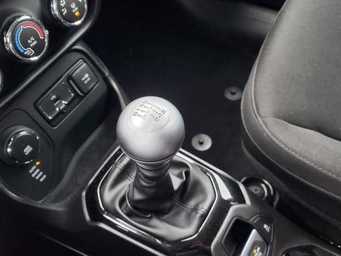 Used 2017 Jeep Renegade Altitude image 30