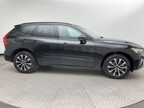 Used 2025 Volvo XC60 B5 Core image 9