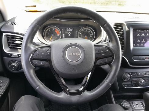 Used 2019 Jeep Cherokee Latitude Plus AWD/4WD image 17