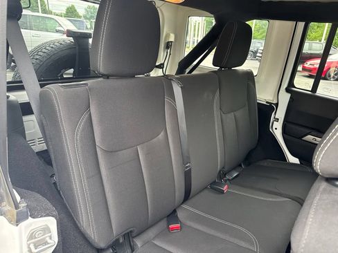 Used 2018 Jeep Wrangler Unlimited Sahara w/ Connectivity Group AWD/4WD image 29