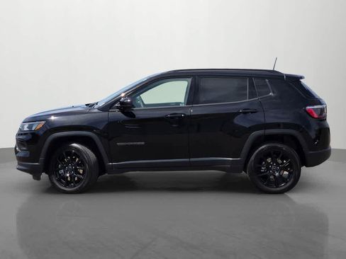 Used 2025 Jeep Compass Latitude w/ Altitude Special Edition AWD/4WD image 3