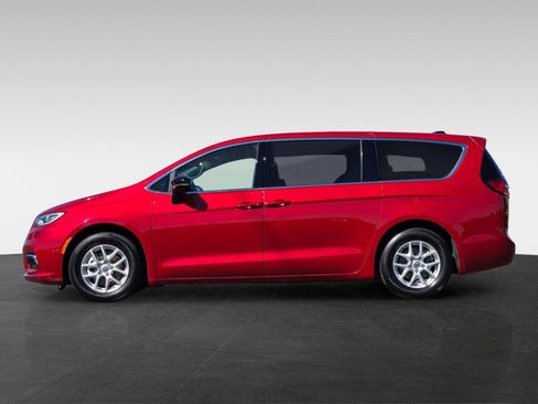 Used 2025 Chrysler Pacifica Select FWD image 8