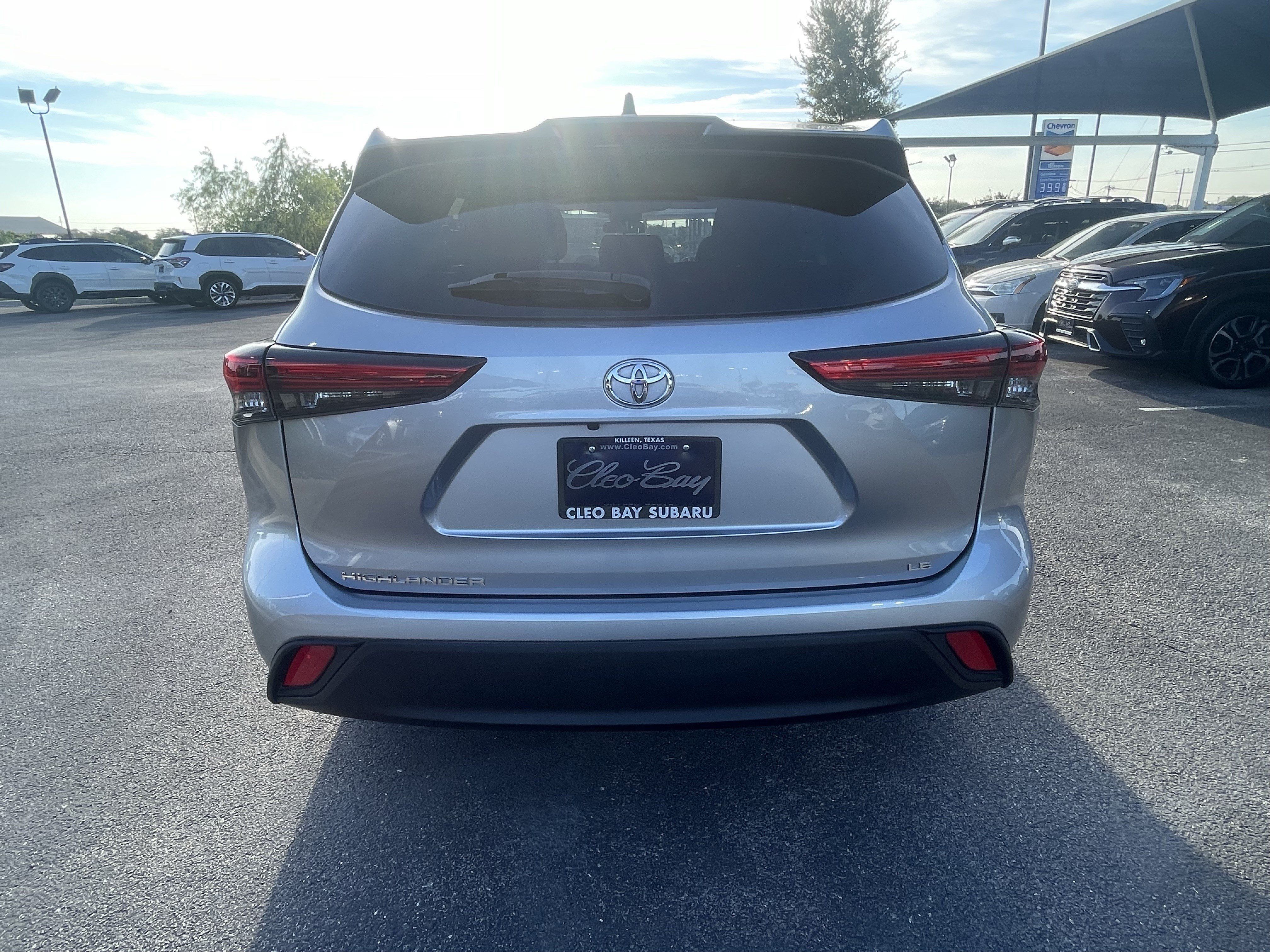 Used 2022 Toyota Highlander LE FWD image 6