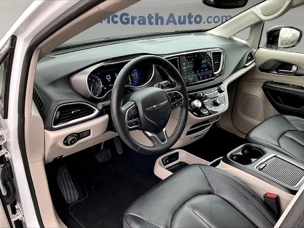 Used 2024 Chrysler Pacifica Touring-L FWD image 18