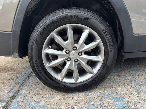 Used 2018 Jeep Cherokee Limited AWD/4WD image 41