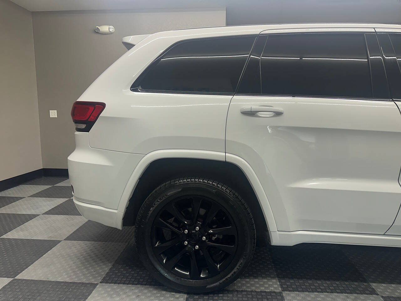 Used 2019 Jeep Grand Cherokee Altitude AWD/4WD image 9