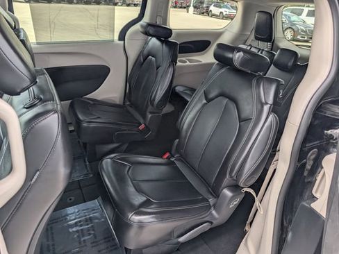 Used 2024 Chrysler Pacifica Touring-L FWD image 18