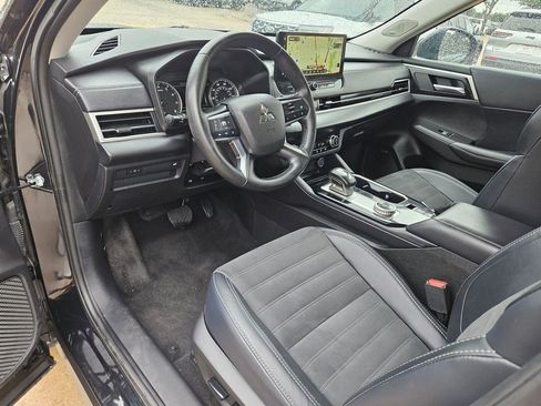 Used 2025 Mitsubishi Outlander SE FWD image 13