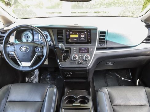 Used 2017 Toyota Sienna SE FWD image 16