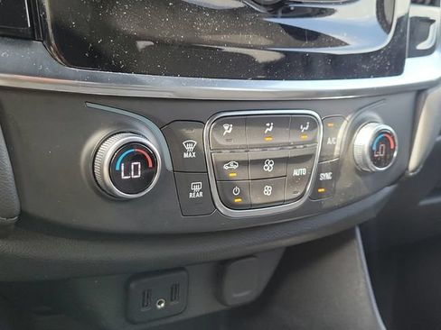 Used 2023 Chevrolet Traverse LT FWD image 17