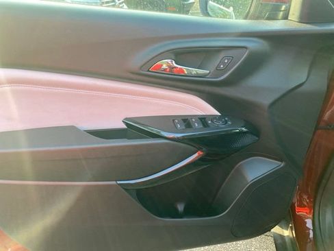 Used 2025 Chevrolet Trax LT FWD image 20