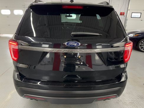Used 2017 Ford Explorer XLT w/ Equipment Group 202A AWD/4WD image 9