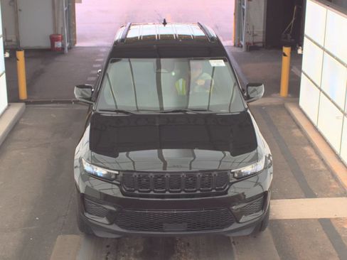 Used 2024 Jeep Grand Cherokee Altitude image 2