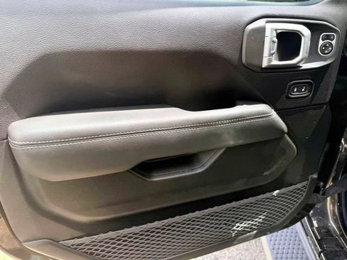 Used 2019 Jeep Wrangler Unlimited Sahara w/ Uconnect 4C Nav & Sound Group AWD/4WD image 16