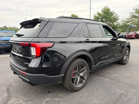 Used 2025 Ford Explorer ST-Line w/ ST-Line Street Pack AWD/4WD image 3