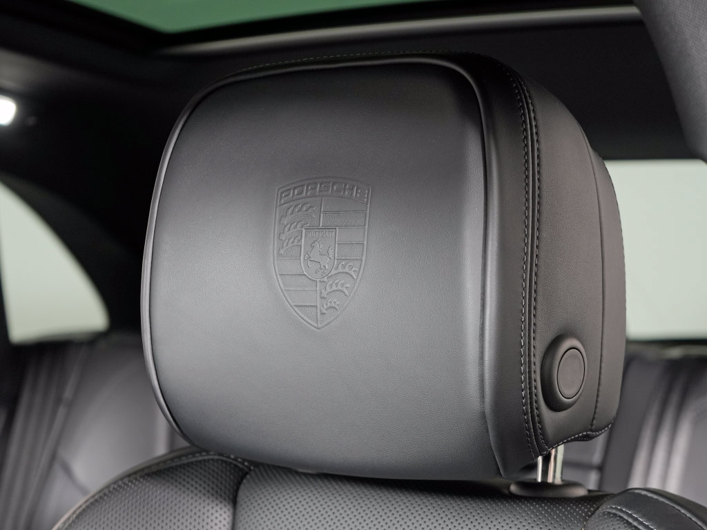 Certified 2025 Porsche Macan w/ Premium Package Plus AWD/4WD image 23